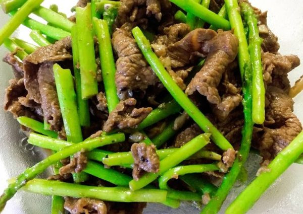 Thịt bò: Theo chuyên gia dinh dưỡng và miễn dịch William Boisvert (Viện nghiên cứu The Scripps, La Jolla, Mỹ), hàm lượng kẽm dồi dào trong thịt bò giúp tăng cường các tế bào bạch cầu và hệ miễn dịch. Từ đó, giúp phòng chống và tiêu diệt các vi khuẩn vô cùng hiệu quả. Đặc biệt là các virus mang bệnh xâm nhập vào cơ thể, trong đó virus corona.