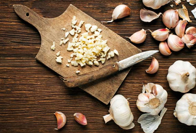 Tỏi: Nhiều nghiên cứu đã chỉ ra rằng, tỏi có tính kháng khuẩn và tính kháng virus, nhờ đó giúp phòng ngừa virus corona. Tỏi giúp kích thích việc sản xuất các tế bào bạch cầu trong cơ thể và hoạt động như một chất chống oxy hóa.