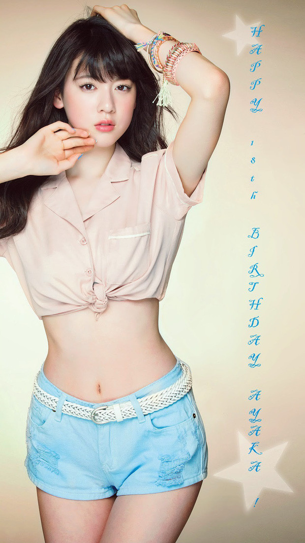 Bắt đầu hoạt động nghệ thuật từ khi mới 14 tuổi, Ayaka Miyoshi thường xuyên được mời làm người mẫu ảnh cho các tạp chí dành cho giới trẻ ở Nhật Bản.