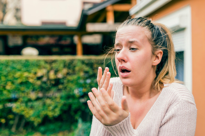 3. Kìm lại cơn hắt hơi: Bạn không nên ngăn cơn hắt hơi. Thói quen không tốt này có thể làm vỡ màng nhĩ bởi tiếng hắt hơi sẽ truyền đến tai bạn. Kiểm soát hắt hơi cũng có thể làm cho các mạch máu trong mắt, mũi và màng nhĩ của bạn co bóp và vỡ.