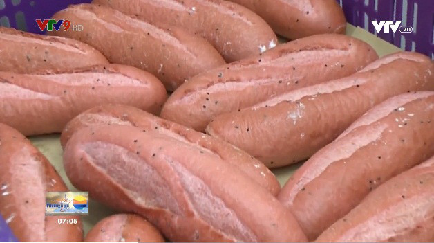 Ngày 15/2 tới, bánh mì thanh long sẽ chính thức được giới thiệu cùng nhiều sản phẩm khác như bánh khoai môn, bánh sầu riêng trên hệ thống cửa hàng bánh mì của "vua bánh mì" Kao Siêu Lực.