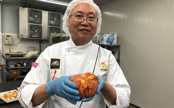 Được biết, giá bán cho mỗi chiếc bánh mì thanh long loại baguette là 6 ngàn đồng. Hiện tại, cơ sở đã có 4 loại bánh được làm từ thanh long là bánh mì thanh long khoai môn, bánh thanh long phô mai, bánh kem thanh long và bánh mì baguette thanh long.