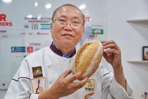 Và ngoài thanh long, ông Kao Siêu Lực còn sáng tạo ra nhiều loại bánh khác sử dụng nguyên liệu là các nông sản Việt, như sầu riêng, bơ, khoai môn, củ dền...Ảnh: Tiếp thị gia đình, VTV. Video "Chế biến món ngon từ nấm đông cô". Nguồn: VTC.