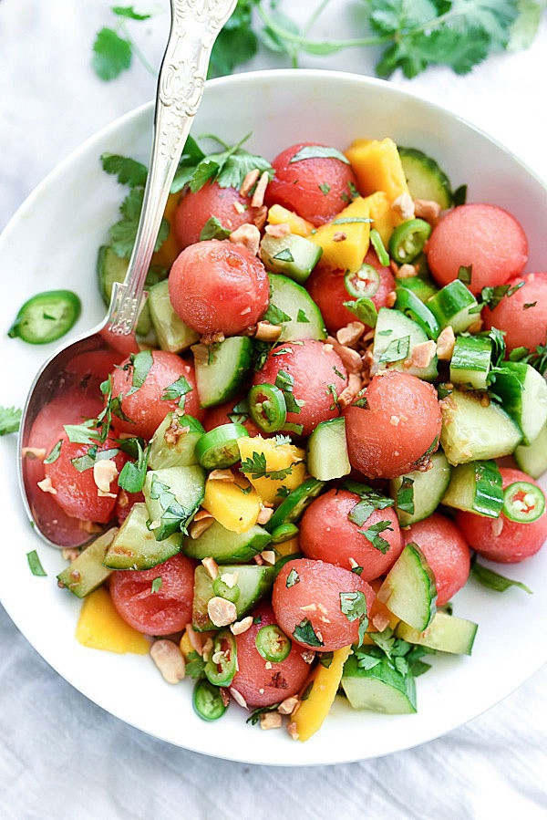 Salad dưa hấu: Nguyên liệu làm món salad này gồm dưa hấu, dưa chuột, dứa, lạc rang, ớt xanh không cay và rau mùi.