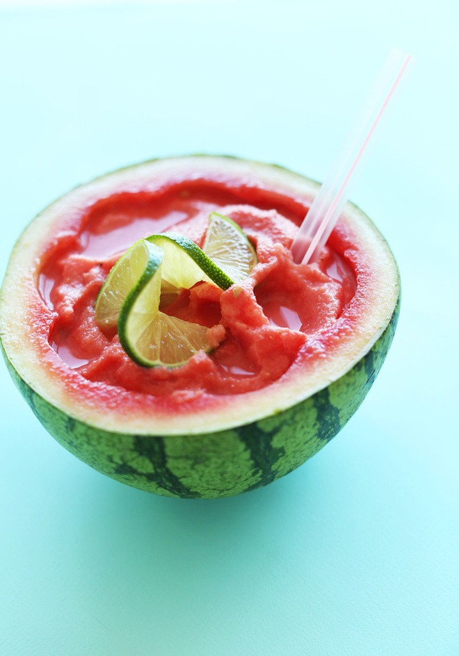 Smoothie dưa hấu: Dùng nửa trái dưa hấu nhỏ để chế biến thức uống này. Cho thêm vào những nguyên liệu như sữa dừa, chanh và mật ong, dùng máy xay cầm tay đánh đều và tận hưởng.