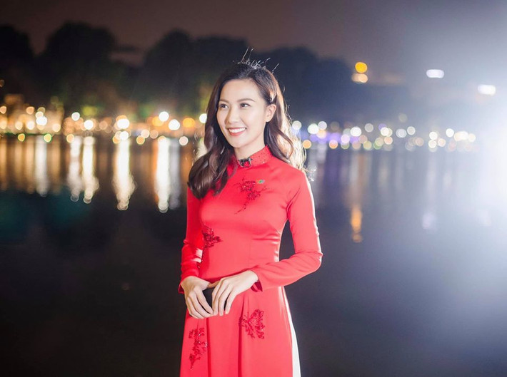 Sinh năm 1992, Quỳnh Hoa cùng tuổi và học cùng ĐH Ngoại thương với BTV Linh Thủy của ban thời sự.