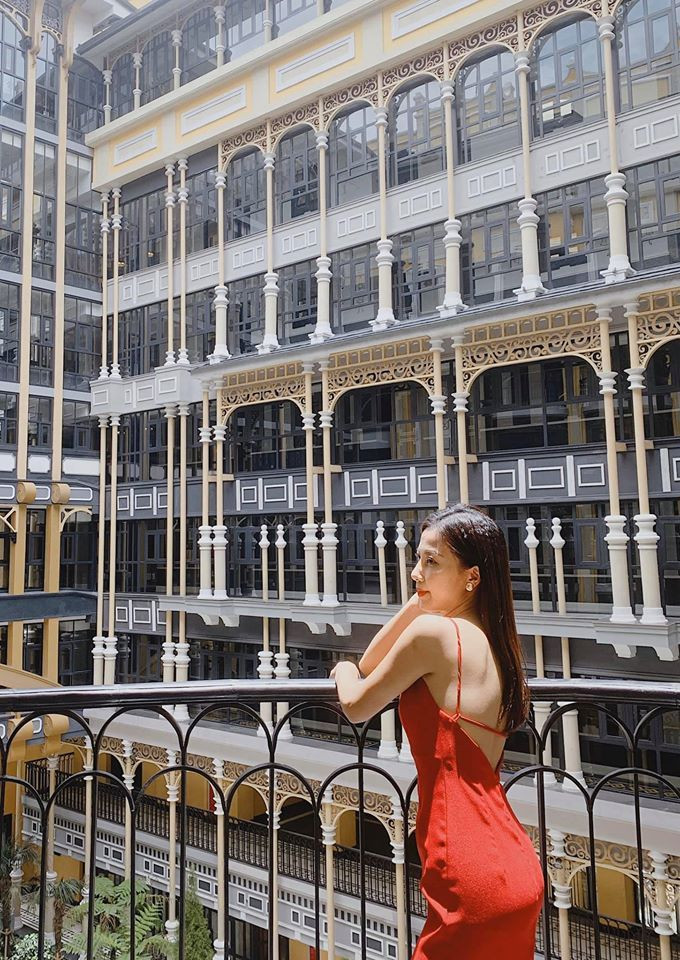 BTV Quỳnh Hoa khoe lưng trần sexy.