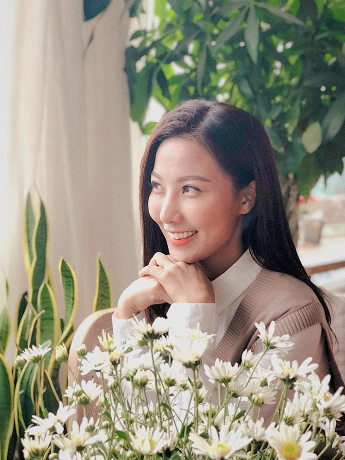 Cái duyên với công việc MC đã dẫn dắt Quỳnh Hoa đến với cánh cổng VTV ngay năm cuối Đại học và cô chọn gắn bó với công việc MC thời tiết từ đó đến nay.