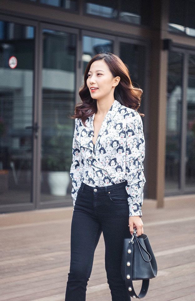 Quỳnh Hoa học Kinh tế đối ngoại tại ĐH Ngoại thương và từng làm MC tại Đoàn Thanh niên Trường, Phó ban MC tại CLB MC và Thời Trang ĐH Ngoại thương.
