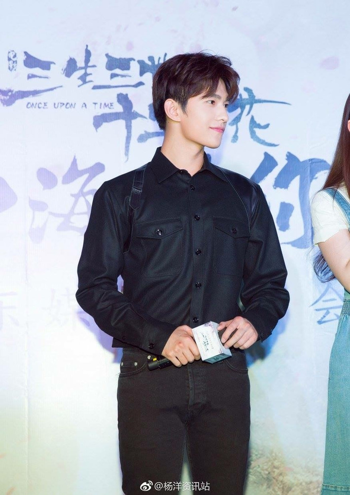 Trang phục thường ngày của Dương Dương chủ yếu là hai gam màu đen-trắng đơn giản nhưng vẫn rất bắt mắt.