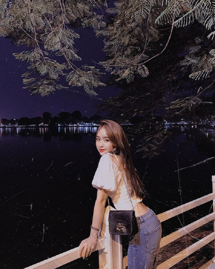 Cô chị chọn phong cách thời trang trẻ trung gợi cảm vừa phải.