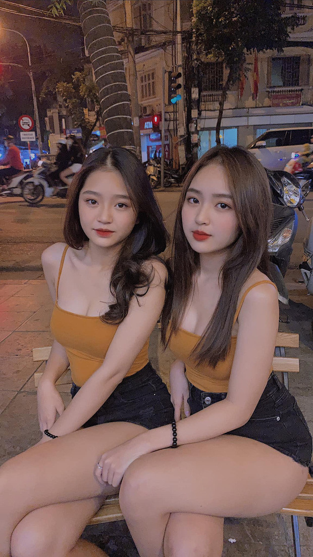 Theo tìm hiểu, hai chị em là Phương Anh (SN 1997) và Phương Uyên (SN 2006) ở Hà Nội. Ngoài cùng sở hữu nhan sắc đẹp và gu thời trang gợi cảm như nhau, nhìn họ nhiều người lầm tưởng là sinh đôi.