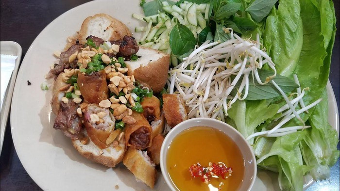 Nguyên liệu tạo nên món bánh mì hấp Sài Gòn gồm bánh mì khô, thịt lợn (hoặc thịt bò), hành tây, hành lá, rau sống như xà lách, rau thơm, củ cải trắng, đỏ, lạc rang vàng, hành sim…Thịt băm nhuyễn, hành tây cắt nhỏ như hạt lựu, trộn chung lại và ướp gia vị cho vừa ăn, sau đó xào sơ qua.