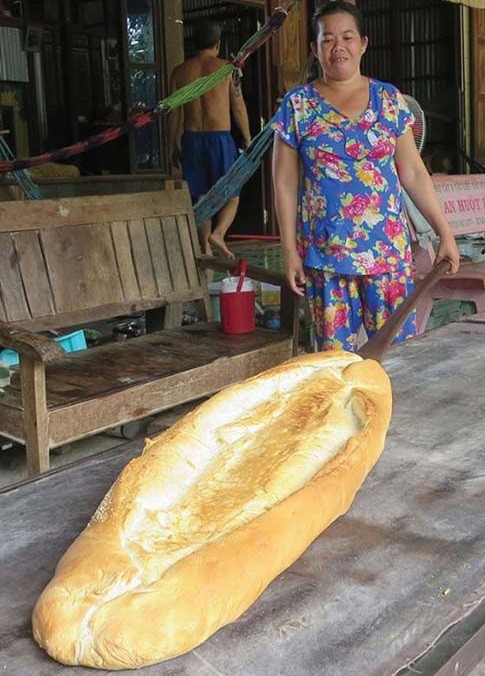Để cho ra đời những chiếc bánh mì hấp dẫn này là biết bao công sức của người thợ lành nghề bởi từ khâu trộn, nhồi bột, se bánh đến mang đi nướng đã tiêu tốn lên đến 6 giờ đồng hồ.