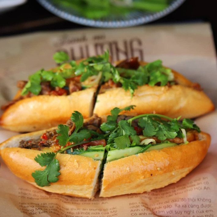 Nhắc đến bánh mì Hội An, cái tên song hành kèm theo là bánh mì Phượng, thương hiệu được truyền thông và các chuyên gia ẩm thực thế giới hết lời ngợi khen. Cố đầu bếp đẳng cấp thế giới Anthony Bourdain từng gọi bánh mì Phượng là bánh mì ngon nhất thế giới.