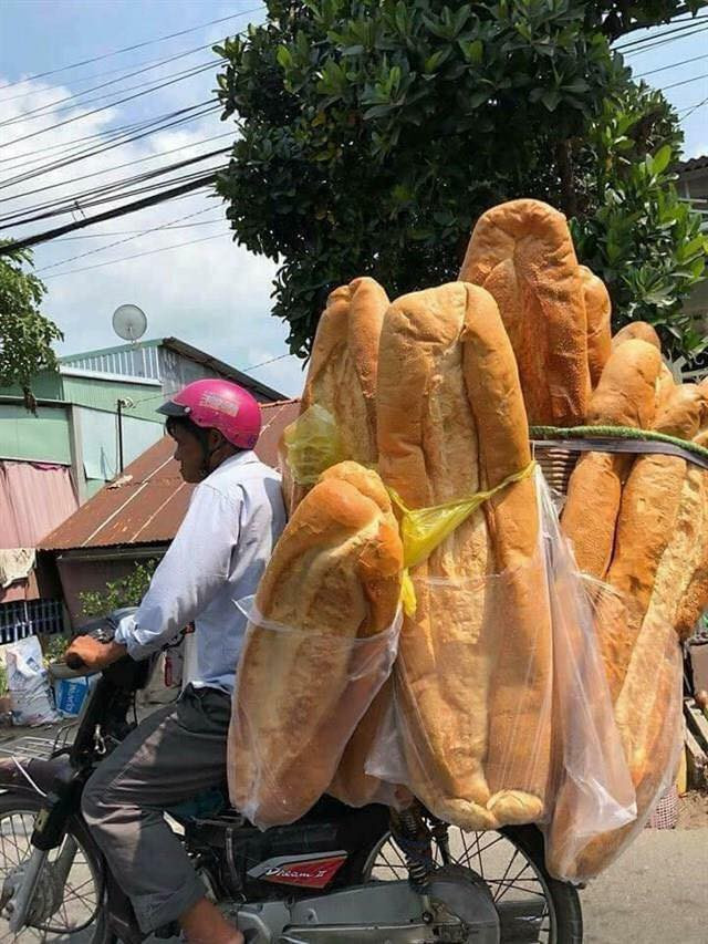 Bánh mì khổng lồ ở An Giang hấp dẫn mọi người không chỉ bởi kích thước khủng mà còn ở độ giòn, đặc ruột và thơm lừng.