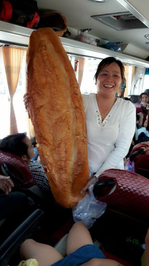 Cực nhất phải kể đến công đoạn nướng bánh, bởi bánh mì khổng lồ chỉ chín vàng đều khi nướng từ 45 - 60 phút, gấp 3, 4 lần thời gian nướng bánh so với những ổ bánh mì bình thường và hoàn toàn không thể sử dụng lò điện. Chiếc bánh khủng này có giá khoảng 50.000 đồng/ổ.