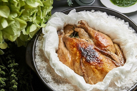 Muối thô hoạt động như một chất cách điện, ngăn không cho nhiệt trực tiếp từ bếp đến gà. Kết quả là thịt gà chín đều, ngon ngọt và mềm. Món ăn có hương vị khói không thể nhầm lẫn với món gà nướng kiểu khác.