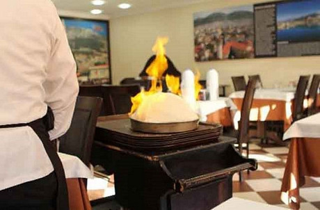 Ở một số nhà hàng, người ta còn thêm bước đốt cháy muối bên ngoài để tạo sự ấn tượng với khách hàng. Ảnh: Internet. Video "Chế biến món ngon từ nấm đông cô". Nguồn: VTC.