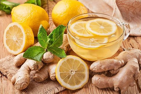 Nước chanh gừng: Gừng có tác dụng tăng cường lưu thông máu và chanh giàu chất chống oxy hóa. Bởi vậy, khi bị cảm lạnh, uống một ly trà gừng có thể ấm người. Uống trà gững có thể tăng cường sức đề kháng của cơ thể. Ảnh: Internet.