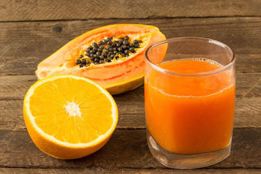 Nước ép đu đủ: Tương tự, nước ép đu đủ cũng là một thức uống phổ biến chứa rất nhiều vitamin C. Những dưỡng chất từ đu đủ có vai trò rất quan trọng trong việc tăng cường hệ miễn dịch cho cơ thể.