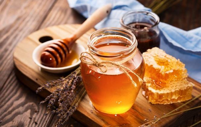 Mật ong: Mật ong từ xưa đến nay vẫn được coi là vị thuốc chữa bách bệnh nếu bạn biết sử dụng và kết hợp đúng cách. Khoa học cũng đã chứng minh, mật ong có tác dụng ngăn chặn sự phát triển của virus, vi khuẩn và nấm. Trong mùa đông lạnh, bạn có thể kết hợp pha mật ong cùng trà xanh, nước gừng,... hay pha mật ong cùng nước ấm để uống mỗi ngày.