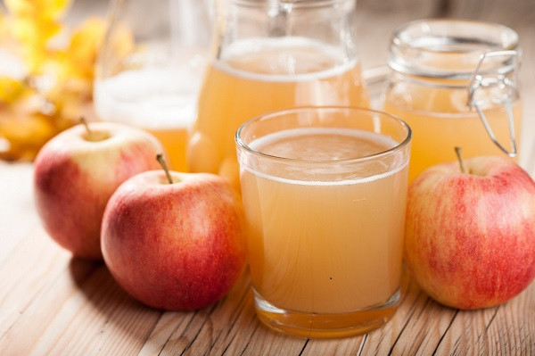 Nước ép táo chứa các chất dinh dưỡng quan trọng như vitamin A, vitamin B6, vitamin C, kali và folic. Vitamin C là chất chống lại bệnh cúm hiệu quả, có thể rút ngắn thời gian cơ thể nhiễm lạnh và ngăn ngừa bệnh tật. Bạn có thể kết hợp táo với cà rốt và cam vừa ngon vừa có lợi cho sức khỏe.