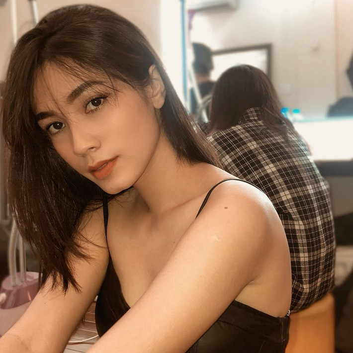 Hot girl lai Pháp này nhận được nhiều lời khen cho ngoại hình và gu thời trang đẳng cấp và cá tính.