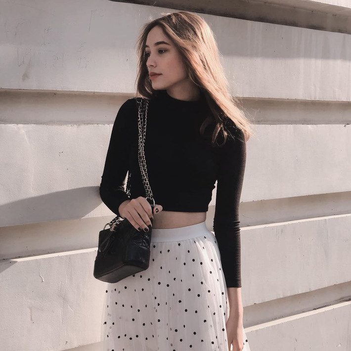 Đôi khi, Bảo Nhi cũng làm mới hình ảnh khi chọn set đồ nữ tính, nhẹ nhàng xuống phố.