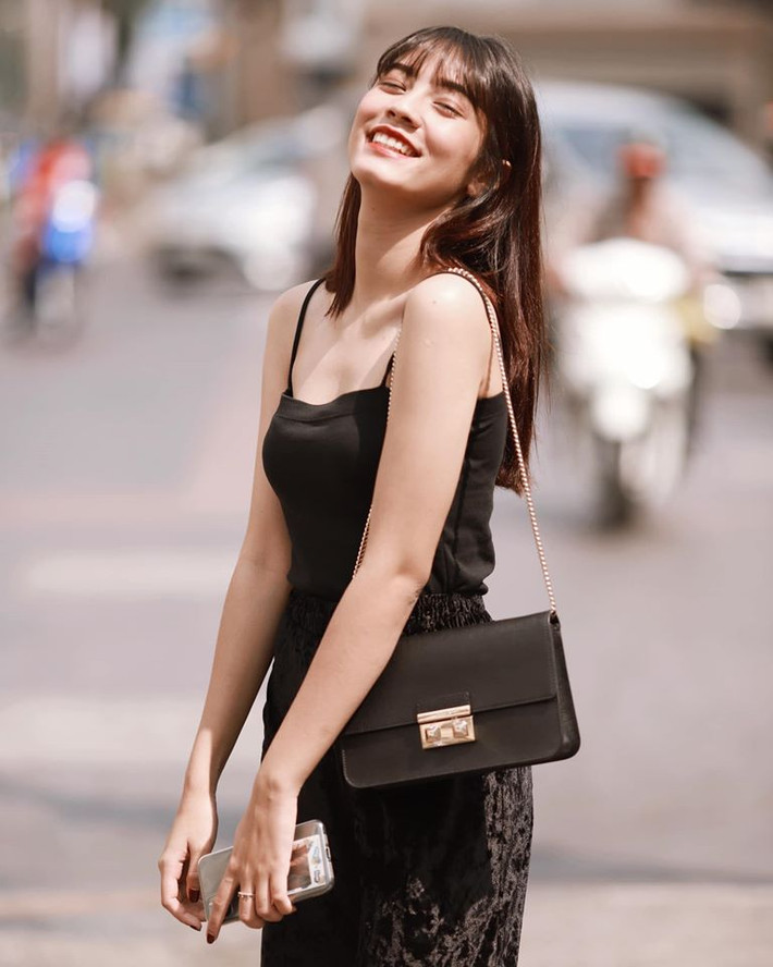 Hiện tại, cô bạn sống ở Sài Gòn và đang là học viên của lớp đào tạo tiếp viên hàng không.
