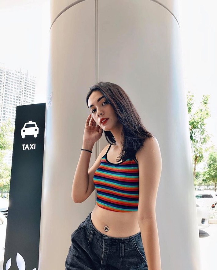 Người đẹp sinh năm 2000 tự tin khoe eo thon khi phối áo croptop hai dây với quần jean.