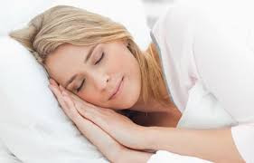 Ngủ đủ giấc: Khi ngủ đủ giấc, cơ thể ta sẽ sản sinh ra chất meletonin, có tác dụng ức chế hàm lượng estrogen, làm giảm khả năng mắc bệnh. Bên cạnh đó, một giấc ngủ sâu sẽ đem lại cho bạn cảm giác thoải mái, tỉnh táo và vui vẻ để bắt đầu một ngày mới tràn đầy sức sống.