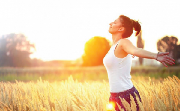 Bổ sung vitamin D: Nếu có lượng vitamin D thấp trong máu, bạn sẽ có nguy cơ mắc các bệnh nhiễm trùng, ung thư và tim mạch cao hơn. Do đó, một trong những cách đơn giản giúp tăng cường hệ miễn dịch cho cơ thể chính là phơi nắng sớm.