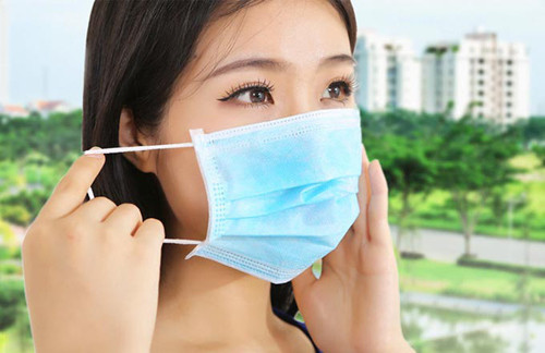 Sử dụng khẩu trang cũng là cách hiệu quả để phòng tránh lây nhiễm. Theo các chuyên gia y tế, các loại khẩu trang y tế thông thường cũng có thể giúp ngăn ngừa virus corona. Loại khẩu trang chuyên dụng N95 chỉ dùng cho nhân viên y tế khi tiếp xúc gần, tiếp xúc trực tiếp với bệnh nhân.