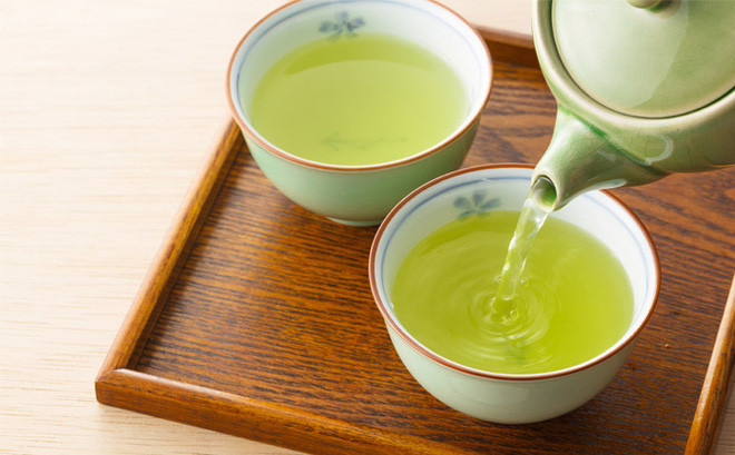 Uống trà xanh là một thói quen tốt, giúp tăng cường sức đề kháng cho cơ thể bạn. Trong lá trà xanh có chứa chất chống oxy hóa giúp tăng cường hệ thống miễn dịch trong cơ thể. Ngoài ra, nó còn bảo vệ cơ thể chống lại các tác nhân bên ngoài, giúp giảm căng thẳng, mệt mỏi hiệu quả.