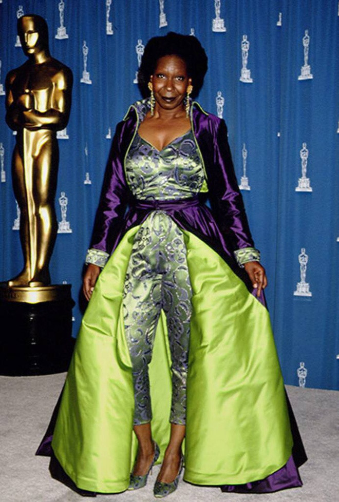 Bộ váy Whoopi Goldberg diện tại thảm đỏ năm 1993 vẫn được nhắc đến như một thảm họa thời trang trong lịch sử Oscar.