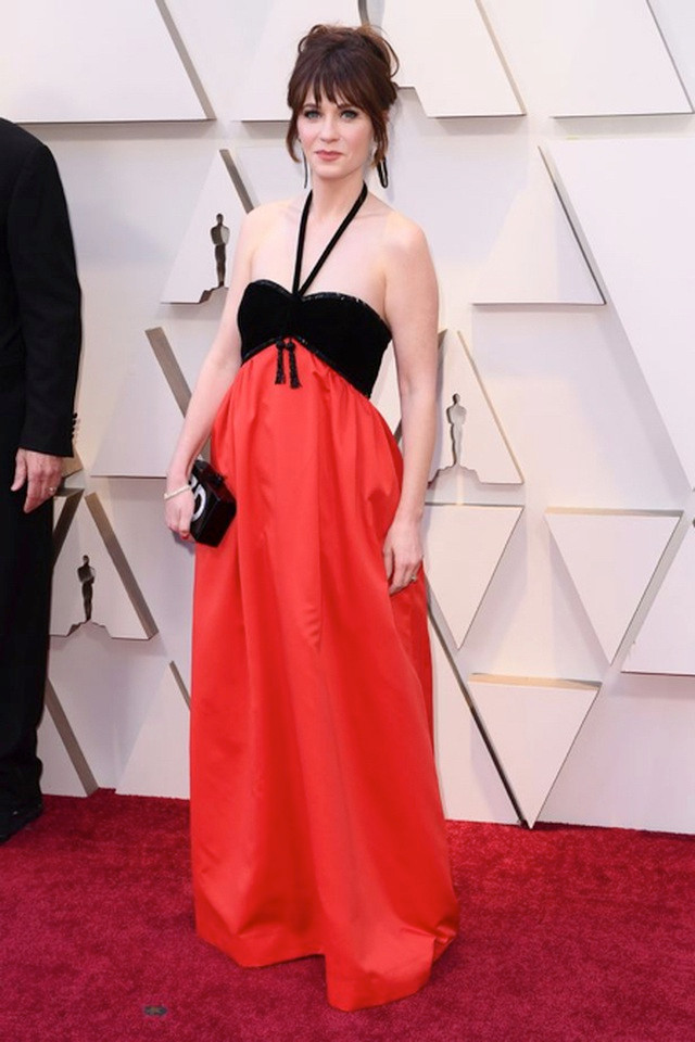 Zooey Deschanel xuất hiện trên thảm đỏ Oscar với chiếc đầm trễ nải thiếu tinh tế như thể cô đang mang bầu.