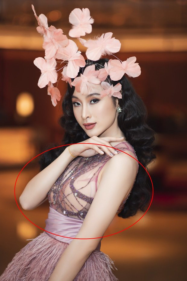 Thiết kế phần áo voan xuyên thấu nên Angela Phương Trinh để lộ nguyên hai miếng dán ngực kém duyên trước ống kính. Đây là một lỗi thời trang rất nhiều mỹ nhân mắc phải.