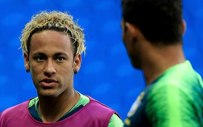 Trước đây, nam cầu thủ từng thay đổi nhiều kiểu tóc cực chất khác nhau. Tại World Cup 2018, anh để kiểu tóc xoăn mì khiến cư dân mạng xôn xao. Trên Twitter, nhiều người gọi đây là style "mỳ tôm", thậm chí còn đăng tải hình ảnh hộp mỳ hay những khoảnh khắc hài hước khác để so sánh.