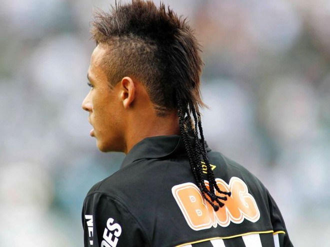 Kiểu tóc tết đuôi dài cũng nằm trong bộ sưu tập mái tóc độc lạ của Neymar.