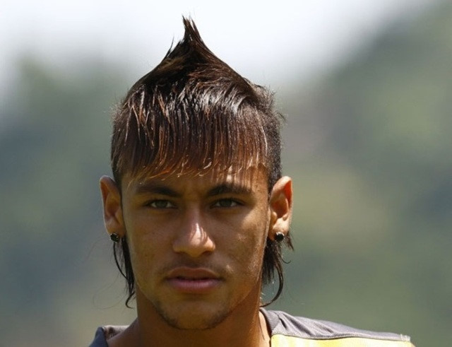 Neymar cũng biến hóa với nhiều phiên bản Mohawk khác nhau và đây được gọi là phiên bản kết hợp mullet cùng tóc mái dài lòa xòa.