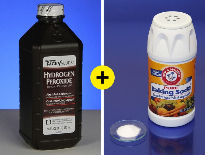 5. Hydrogen peroxide và baking soda: Trộn baking soda với hydro peroxide theo tỷ lệ 1: 2. Khuấy cho hai dung dịch hòa vào làm một. Sử dụng bàn chải đánh răng nhẹ nhàng bằng hỗn hợp này và sau đó súc miệng bằng nước sạch. Kết quả là bạn sẽ cải thiện được màu của hàm răng một cách đáng kể.