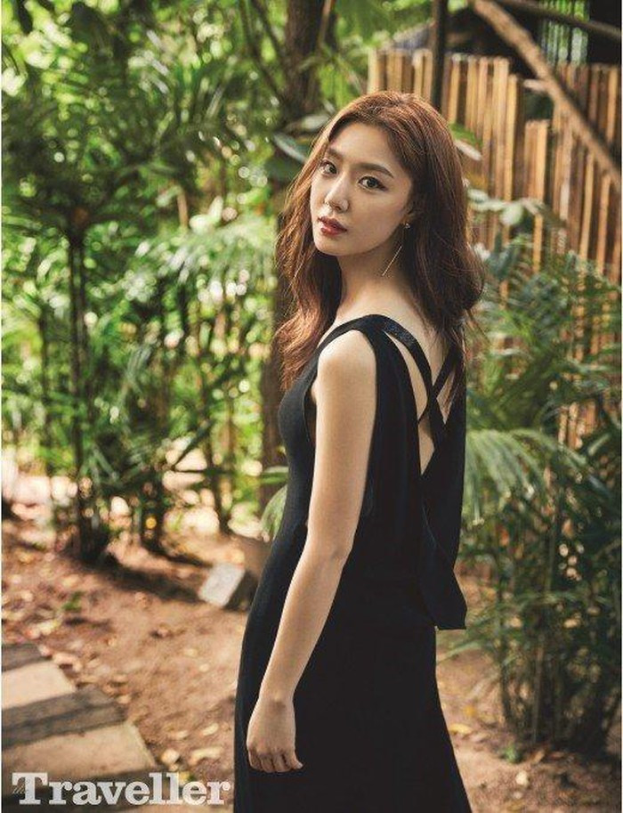 Seo Ji Hye mặc chiếc đầm đen hở lưng vô cùng gợi cảm.