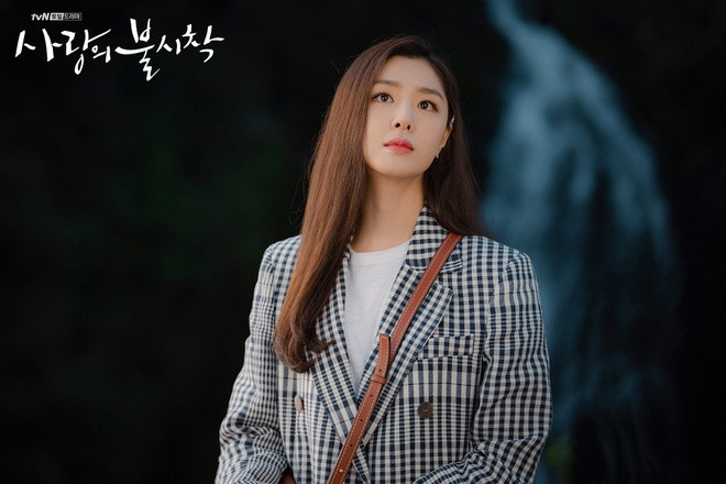 Seo Ji Hye khá kín tiếng. Cô từng vướng tin đồn hẹn hò với cầu thủ bóng chày Yun Sung Hwan. Trên mạng xã hội, người đẹp thường khoe khoảnh khắc cuộc sống thường ngày giản dị cùng gu thời trang thời thượng.