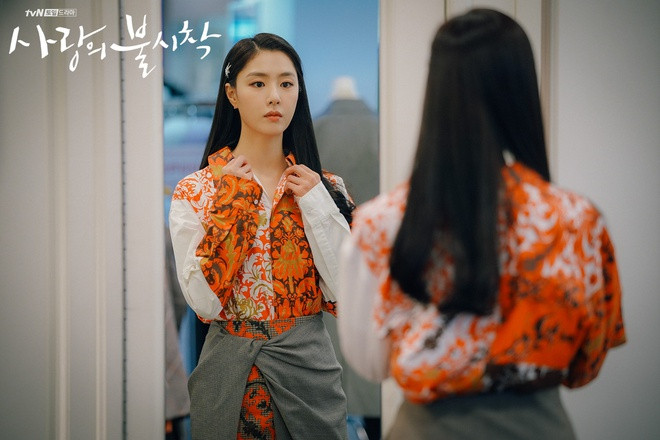 Dù đã 36 tuổi nhưng nữ diễn viên Seo Ji Hye vẫn gây ấn tượng bởi nhan sắc trẻ trung và gu thời trang sành điệu chẳng kém các fashion icon (biểu tượng thời trang) đình đám.