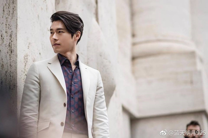 Áo sơ mi họa tiết màu tối phối với áo vest sáng màu mang lại cho Hyun Bin vẻ ngoài chỉn chu nhưng không hề đơn điệu, khuôn khổ.