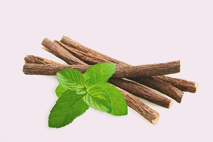 Xông hơi bằng rễ cam thảo và bạc hà: Cam thảo và bạc hà cũng là 2 nguyên liệu để giải độc và khiến cho da thêm phần thư giãn, tươi sắc hồng. Để thực hiện, bạn rửa qua 2 nguyên liệu trên và cho vào đó 1 bát nước rồi đun sôi lên. Sau đó, trùm khăn ủ cả đầu trong 10-15 phút giúp làm sạch hết các lỗ chân lông và làn da hồng hào lên.
