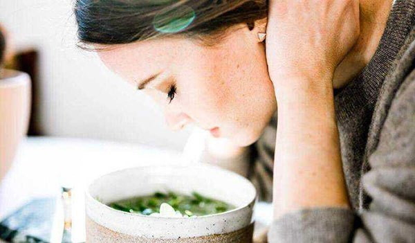 Xông hơi bằng lá trầu giúp chị em dưỡng da, giúp da mịn màng và trắng hồng rạng rỡ. Mỗi ngày chỉ cần chuẩn bị 3 lá trầu không. Sau đó, nấu với nước sôi và xông hơi từ 5 đến 10 phút mỗi ngày. Xông hơi trước khi đi ngủ và sau đó rửa sạch mặt với nước ấm. Áp dụng thường xuyên chị em sẽ thấy làn da sáng hồng và mịn màng chỉ sau một tuần thực hiện.