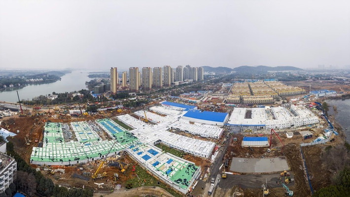 Bệnh viện tọa lạc trên diện tích 34.000m2. Khoảng một nửa số phòng của bệnh viện 2 tầng này là các phòng cách ly. Thiết kế của bệnh viện dã chiến này dựa trên thiết kế của một bệnh viện ở Bắc Kinh được xây dựng năm 2003 để phòng ngừa dịch SARS. Giống như bệnh viện ở Bắc Kinh, cơ sở y tế ở Vũ Hán cũng được hình thành từ các cấu trúc đúc sẵn.
