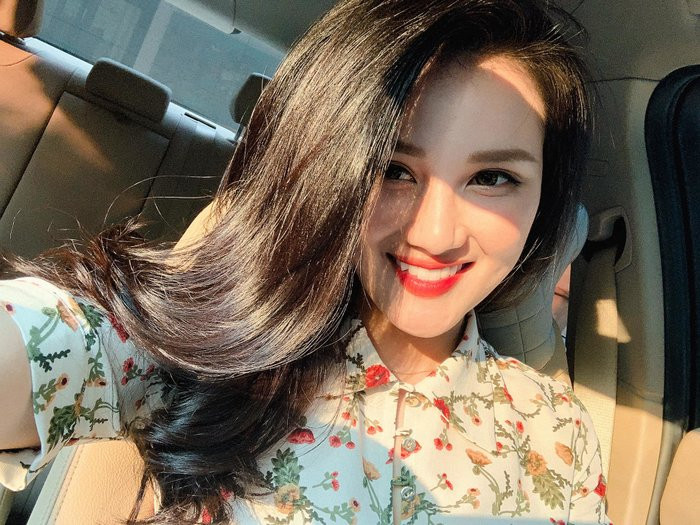 Một sản phẩm Huyền Châu yêu thích nữa là tinh dầu. Cô dùng tinh dầu vừa làm đẹp cho da, vừa giúp cơ thể thư giãn, xua tan lo lắng, mệt mỏi và cũng giúp cô có giấc ngủ ngon hơn. Ảnh: FBNV. Video "Bí quyết làm đẹp của sao Việt". Nguồn: VTC.